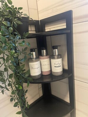 Chuveiro/banheira combinados, banheira de imersão, secador de cabelo