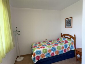 2 bedrooms, free WiFi - Beachfront Apartment with Pool, Tennis, and Parking in Peníscola (Pe ñíscola)