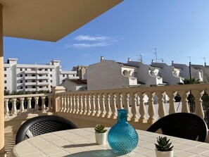 Outdoor dining - Beachfront Apartment with Pool, Tennis, and Parking in Peníscola (Peñíscola)
