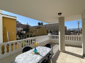 Outdoor dining - Beachfront Apartment with Pool, Tennis, and Parking in Peníscola (Peñíscola)