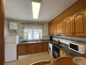 Fridge, microwave, oven, coffee/tea maker - Quiet Apartment with Shared Pool, 900m from South Beach, Peníscola (Peñíscola)