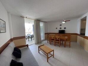 TV - Beachside Apartment with Pool in Peñíscola - 2 Bedrooms, Sleeps 6 (Peñíscola)