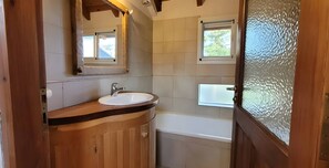 Apartment, 4 Bedrooms, Balcony, Garden View | Bathroom - Esaki Farm Near El Bolson (El Bolson)