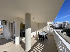 Outdoor dining - Cozy 2-Bed Apartment, 150m from Beach, Pool, Parking, Peníscola (Peñíscola)