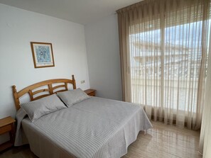 2 bedrooms, free WiFi - Cozy 2-Bed Apartment, 150m from Beach, Pool, Parking, Peníscola (Peñíscola)