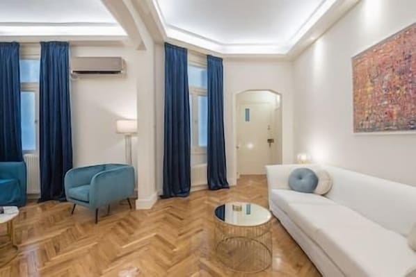 Een smart-tv, boeken en een muziekbibliotheek