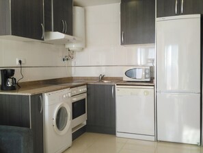 Kjøleskap, mikrobølgeovn, ovn og oppvaskmaskin