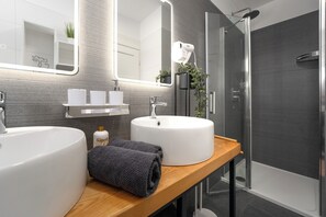 Secadora de cabello, toallas, papel de baño 