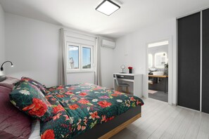 3 habitaciones, escritorio y tabla de planchar con plancha 