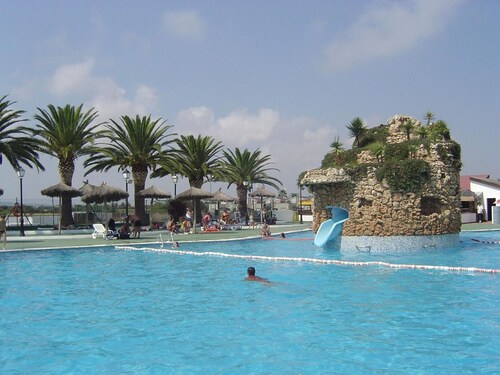 Cozy Bungalow 150m from North Beach in Peñíscola - Pet Friendly, Pool Access, Sleeps 6