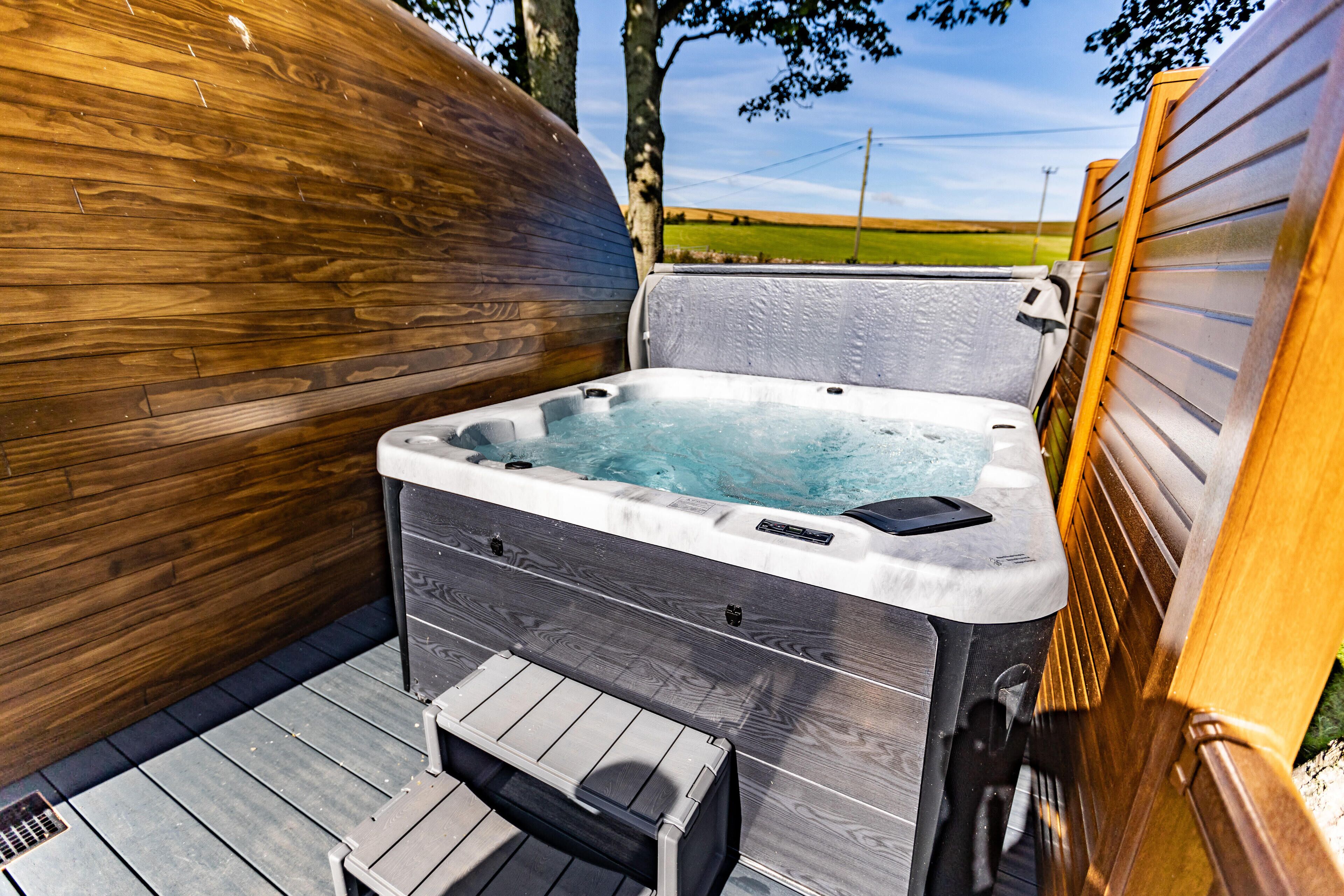 Design dubbelrum - bubbelpool - utsikt mot trädgården | Privat bubbelpool