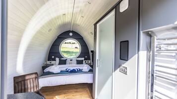 Design-Doppelzimmer, Whirlpool, Gartenblick | Badezimmer | Dusche, Regendusche, Designer-Toilettenartikel, Haartrockner