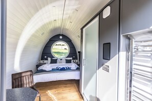 Design-Doppelzimmer, Whirlpool, Gartenblick | Badezimmer
