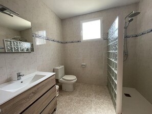 Bathroom - Quiet 2-BR Apartment with Pool, Near Peñíscola Beach & Old Town (Peñíscola)