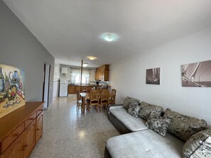 TV - Quiet 2-BR Apartment with Pool, Near Peñíscola Beach & Old Town (Peñíscola)
