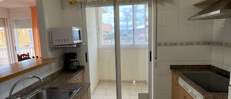 Kühlschrank, Mikrowelle, Ofen, Wasserkocher mit Kaffee-/Teezubehör