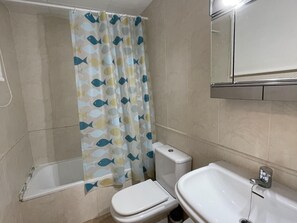 Bathroom - Cozy 2-Bedroom Apartment Near Voramar Beach with Pool, Tennis Court, and Parking in Peñíscola (Peñíscola)