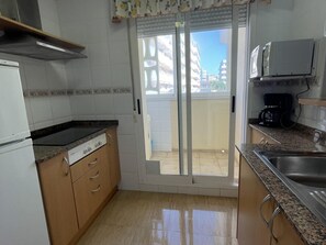 Fridge, microwave, oven, coffee/tea maker - Cozy 2-Bedroom Apartment Near Voramar Beach with Pool, Tennis Court, and Parking in Peñíscola (Peñíscola)