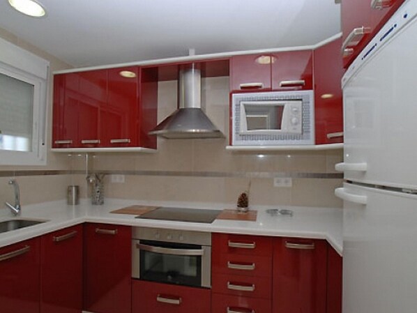 Kühlschrank, Mikrowelle, Wasserkocher mit Kaffee-/Teezubehör