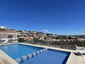 Pool - Quiet 2-Bedroom Apartment with Pool, Near Beach and Old Town in Peñíscola (Peñíscola)