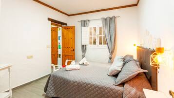 5 bedrooms, iron/ironing board, WiFi (free), bed sheets