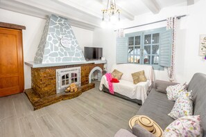 TV, fireplace - Villa las Palomas At Home (Torrox)