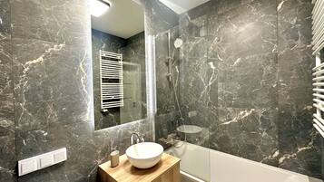 Studio classique, cuisinette, vue sur la cour intérieure | Salle de bain | Séchoir à cheveux, serviettes fournies, savon, shampooing