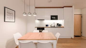 Appartement Prestige | Cuisinette privée | Réfrigérateur grande capacité avec congélateur, un four