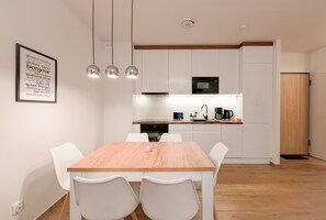 Apartamento Premium | Cocina básica privada | Frigorífico grande, horno, placa de cocina y lavavajillas