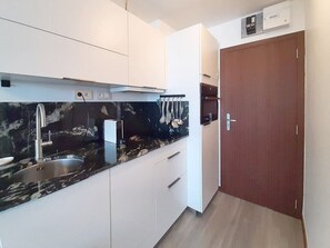 Geladeira, micro-ondas, fogão, lava-louças