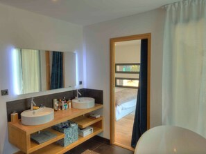 4 bedrooms, free WiFi