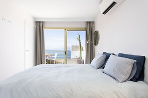 3 makuuhuonetta, tallelokero huoneessa, silitysrauta/-lauta