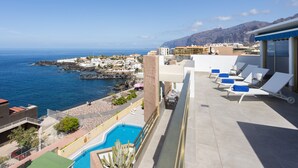 A rooftop pool area with lounge chairs and a view of the sea and mountains. - Our Ocean Penthouse, luxury, views y relax ! (Guía de Isora)