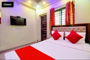 Deluxe-dobbeltværelse - byudsigt | Skrivebord, lydisolering, gratis Wi-Fi, sengetøj