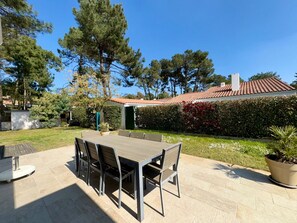 Outdoor dining - Beautiful 4-bedroom house, near beach, quiet, with WIFI (Saint-Jean-de-Monts)