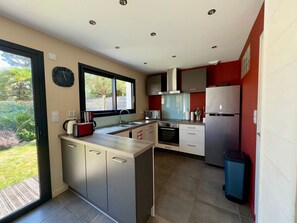 Fridge, microwave, oven, stovetop - Beautiful 4-bedroom house, near beach, quiet, with WIFI (Saint-Jean-de-Monts)