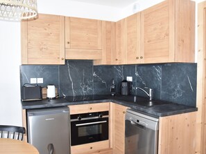 Fridge, oven, dishwasher, coffee/tea maker - 3-room apartment, 4 pers, near cable car (Pralognan-la-Vanoise)