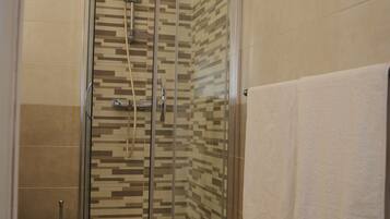 Douche, sèche-cheveux, bidet, serviettes fournies
