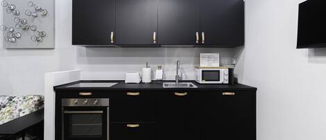 Apartment (2 Bedrooms) | Private kitchen | Fridge, microwave, oven, stovetop