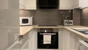 Family Apartment | Private kitchen | Microwave, oven, stovetop, coffee/tea maker