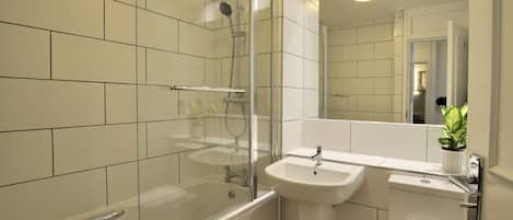 Departamento superior | Baño | Tina con regadera, secadora de cabello, toallas