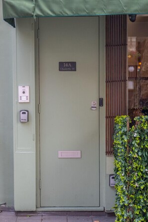 Exterior detail - Modern stylish first floor flat in Fitzrovia (Greater London)