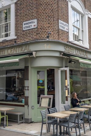 Outdoor dining - Modern stylish first floor flat in Fitzrovia (Greater London)