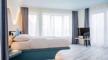 Hochwertige Bettwaren, Schreibtisch, laptopgeeigneter Arbeitsplatz