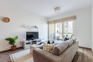 TV - Cosy & Spacious 1BR at The Greens/Pool View (Dubai)