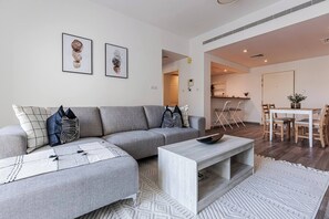 TV - Cosy & Spacious 1BR at The Greens/Pool View (Dubai)