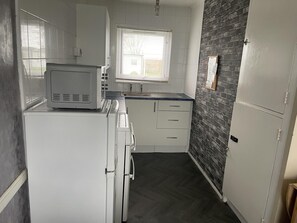 Chalet | Private kitchen | Fridge, microwave, oven, stovetop