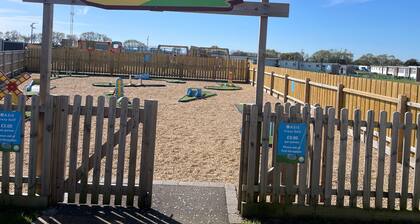 2-bed Seaside Retreat - Sleeps 4 & Parking