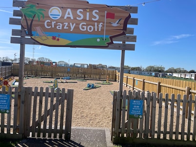 2-bed Seaside Retreat - Sleeps 5 & Parking