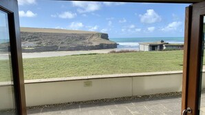 Un balcon avec vue sur la plage et les falaises.